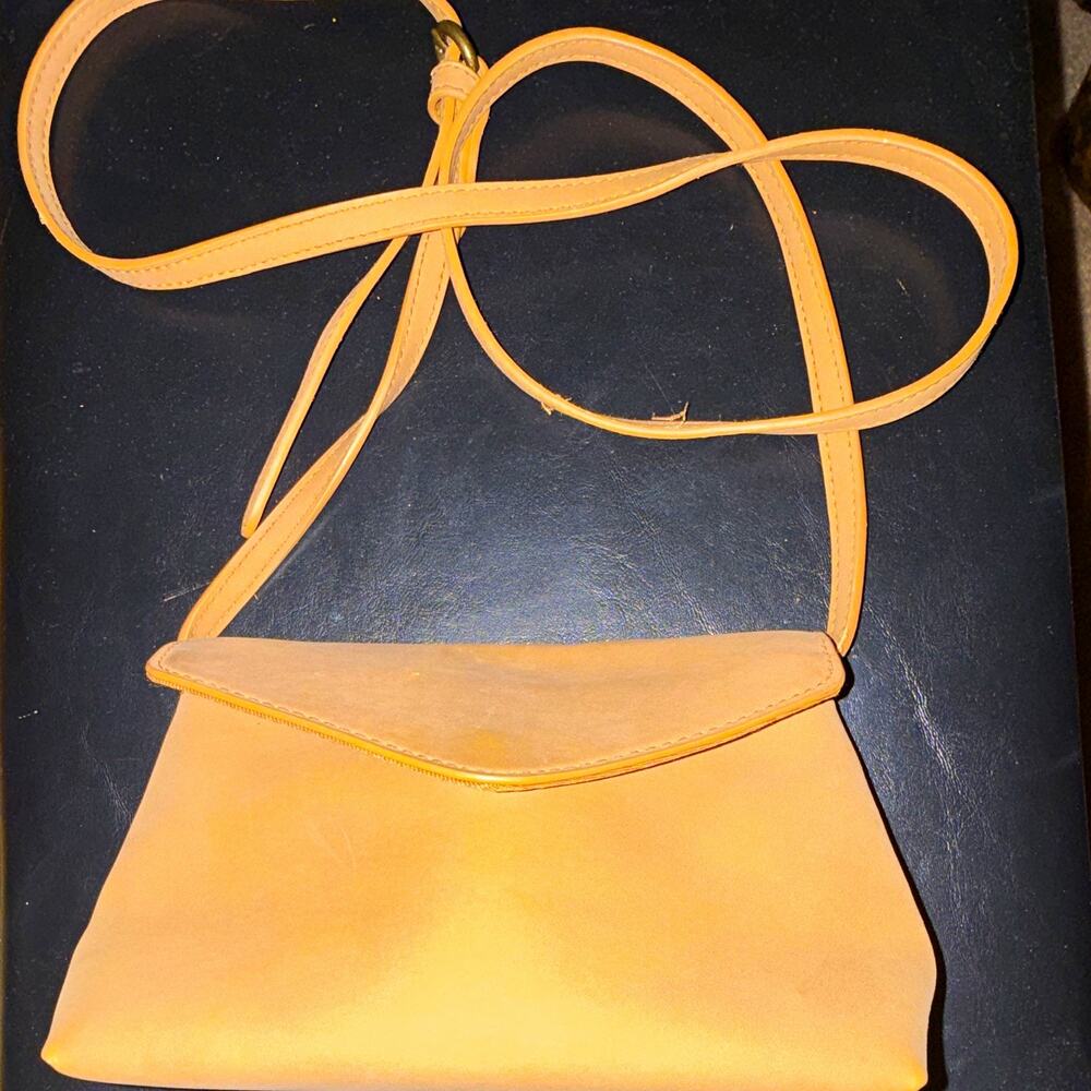 Universal Thread Small Tan Crossbody Bag Zip Closure Gold Tone Hardware